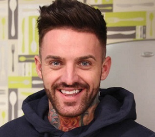 Aaron Chalmers Wiki, Age, Girlfriend, Dating, Gay, Brother