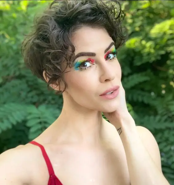 Linsey wishing a happy pride month via her Instagram
