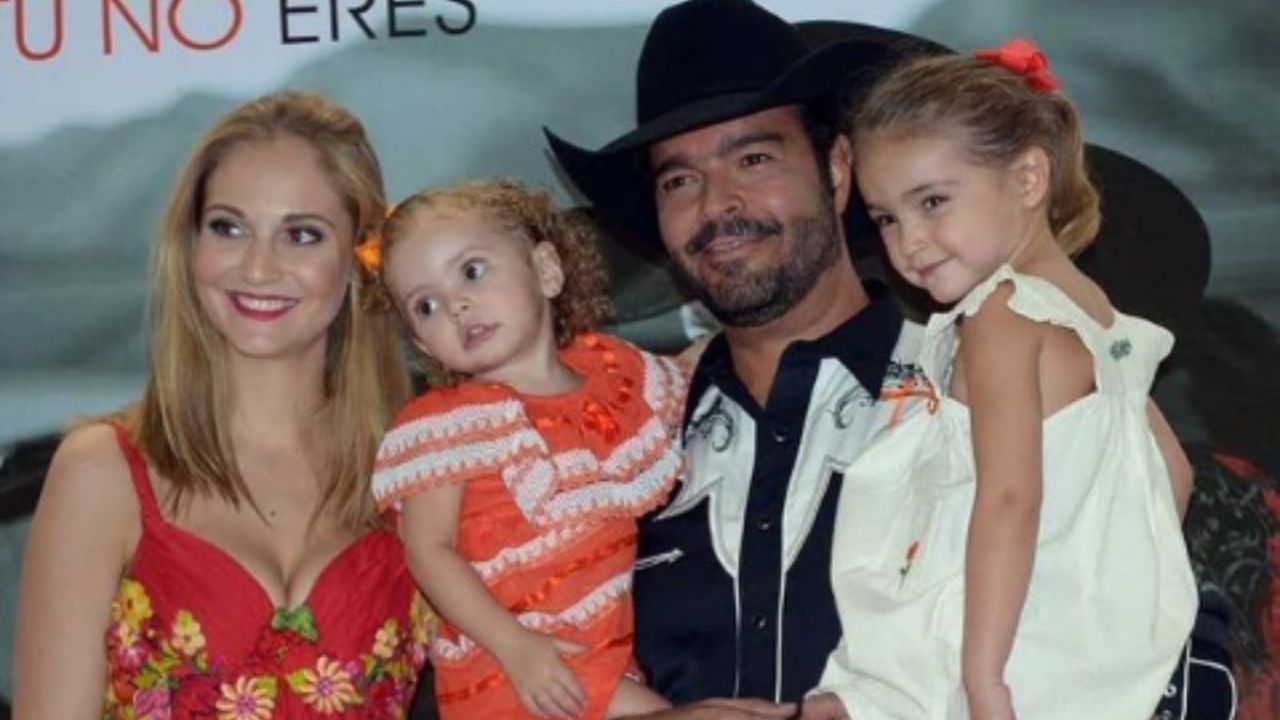 Pablo Montero with his ex-wife and daughters